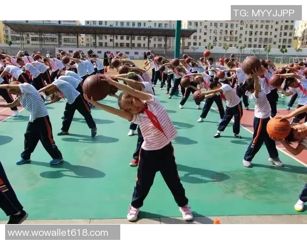 小明在校园篮球赛中展现非凡才华成为全校瞩目的篮球小明星